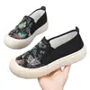 Sapatos Femininos Novos de Primavera 2025 Bico Redondo Slip-On Sapatos de Lona Sapatos Femininos Respiráveis de Solado Macio Sapatos Estudantis Preguiçosos Sapatos Avulsos Atacado