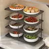 Suporte multifuncional de vários níveis para preparação e armazenamento de utensílios de cozinha, incluindo tigelas, pratos, panelas quentes, travessas e legumes.