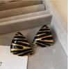 Pendientes retro vintage de la época medieval, de entrada de nicho, de lujo, de alta gama, de moda, estilo cortesano, elegantes pendientes de perlas.