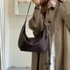 2026 Bolsa de Couro Waxado Estilo Retrô Meia-Lua para Axila Alça Larga Ajustável Grande Capacidade para o Dia a Dia Ombro Único Transversal Bolsa Feminina