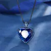 2024 nueva joyería Huabi cobre chapado en oro color simulación corindón rojo cristal azul colgante en forma de corazón femenino 15*15
