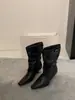 Botas pretas de cano médio para mulheres, estilo europeu e americano, combinadas com uma saia, são botas de salto alto pontudas, botas de salto grosso e botas curtas para mulheres, legais e estilosas.