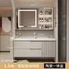 Gabinete de baño de roble con lavabo estilo crema, lavabo inteligente y simple con lavabo cerámico integrado