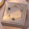 Pulseira de Aço Titânio de Luxo Leve de Cinco Flores, Face Dupla, Trevo de Quatro Folhas com Cravação de Diamantes para Mulheres, Joia de Mão Nova da Moda, Exquisita e Super Fada