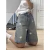 Shorts jeans vintage lavado estilo americano com estampa de estrelas, cintura alta, corte solto, modelagem que afina a silhueta e calças wide leg versáteis para o verão