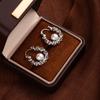 Brincos de Pérola Prateada Quebrada Alto Senso Nicho Vento Frio Fivela de Orelha Feminino Luxo Leve Elegante Elegante Argola de Orelha Moda Brincos Versáteis