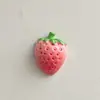 Juguete de comida de dibujos animados de fresa simulada creativa, accesorio de resina, fresa pequeña de goma suave para horquilla, pulsera, accesorio para funda de teléfono