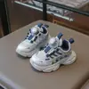 Tênis Esportivo Infantil 2026 Novo Modelo com Fivela de Botão, Superfície em Malha, Respirável, Sola Macia, Antiderrapante, Versátil Casual Sapatos de Pai para Meninos e Meninas