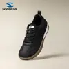 Zapatillas de entrenamiento HOBIBEAR de ajuste ancho para primavera y otoño, combinación de tela y cuero sintético con suela de goma, zapatillas deportivas casuales para el día a día