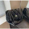 Bolsa de Axila Acolchoada com Corrente de Luxo 2025 Novo Estilo Coreano Versátil Pequena Quadrada de Ombro Único Bolsa de Algodão Bolsa Transversal
