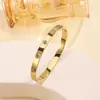 Pulsera de titanio y acero de alta gama transfronteriza con diamantes pulsera de acero inoxidable oro real de 18k galvanizado en horno pulsera abierta para mujer