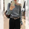 Camisa Base de Tricô Cinza Estilo Coreano com Manga Longa e Decote Ombro a Ombro para Mulheres, Design Único para Outono e Inverno, Top Irregular para Camadas