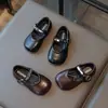 Outono 2026 Novos Sapatos Infantis Estilo Coreano Simples Sapatos de Princesa para Meninas Jovens Sola Macia Antiderrapante Sapatos de Couro