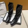 Botas de cowboy ocidentais com saltos grossos, novas botas de montaria femininas para o outono de 2026 com corte em V, bico fino, com tachas, botas vintage para calça
