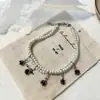 Colar de pérolas de camada dupla com rosa espinhosa retrô Corrente de clavícula de design de nicho de luxo leve para mulheres