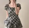 Camisa a cuadros con volantes irregulares y mangas abullonadas