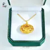 Colgante Redondo Dorado Arena Hueco Carácter de Fortuna con Placa Redonda Patrón de Nube Dorado Chapado en Cobre Tallado, Cadena de Clavícula Ligera de Lujo Versátil Exquisita