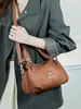 Bolsa de alta qualidade e elegante para mulheres, coleção outono/inverno 2026, com design simples, múltiplos compartimentos, e pode ser carregada na mão ou usada como bolsa de ombro ou bolsa transversal.