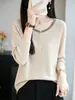 Suéter feminino de lã fina com um design retrô color-block apresentando um padrão texturizado de trança, criando um top de malha estiloso e elegante