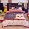 2026 Nuevo Estilo de Pompón Engrosado Estampado Formato Grande Dibujos Animados Alto Gramaje Leche Polar Conjunto de Tres Piezas Conjunto de Cuatro Piezas Sábana Cama Cama