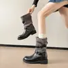 Botas de cano médio com aumento interno de 7cm, novo estilo 2026, com patchwork, fivela de cinto de couro, salto grosso e design de salto bloco, adequadas para mulheres, semelhantes a botas de montaria ou botas Martin
