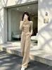 Moda de principios de otoño: un conjunto completo de dos piezas puro y seductor para mujer que presenta un top tipo dos piezas falso y pantalones de pierna ancha, creando un look elegante y chic