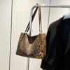 Bolsa retrô de ombro único com estampa de leopardo feminina 2024, nova moda para estudantes universitários, bolsa estilo preguiçoso para deslocamento, grande capacidade