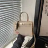 Elegante y a la moda, bolso nuevo de otoño 2026, simple y chic, con un diseño cuadrado retro, adecuado como bolso de hombro o bolso cruzado para mujer