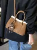 Bolso de mano casual de moda con personalidad, diseño de nicho, bolso de hombro cruzado texturizado, bolso de mujer de moda para el invierno 2026