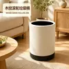 Cubo de basura con veta de madera, apto para uso doméstico en salas de estar y dormitorios, sin tapa, forma cilíndrica, con ruedas para facilitar el movimiento, gran capacidad y se puede usar como papelera de cocina.