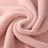 Toallas de baño de vellón de coral transfronterizas al por mayor, rayadas, gruesas, absorbentes, de secado rápido, extragrandes, con rayas finas, Clase A, toallas suaves lavables para parejas.