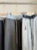 Pantalones casuales holgados de pierna ancha estilo coreano para mujer, para principios de otoño de 2026, con una elegante cintura de bloques de color, versátiles pantalones rectos de pierna curva