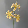 Flores Artificiales de Lirio Dorado de Tres Cabezas, Flores de Seda Realistas para Decoración, Flores Falsas de Alta Calidad y Aspecto Realista para Arreglos de Escena