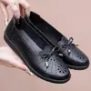 Sandalias de Mamá Estilo Nuevo 2026 para Mujer, Zapatos de Verano, Zapatos de Cuero de Suela Plana para Personas de Mediana Edad y Mayores, Zuecos Antideslizantes de Suela Blanda para Personas de Mediana Edad