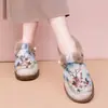 Sapatos de inverno de algodão femininos, forrados com fleece e espessados, no estilo dos sapatos tradicionais de tecido de Pequim, apresentando um design floral, e com uma sola larga e grossa, adequados para mães