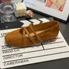 Confortáveis 2026 antiderrapantes versáteis estilo retrô simples camurça duas tiras sapatos Mary Jane para mulheres com sola de borracha casual