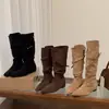 Nova chegada: Botas Longas Femininas de Camurça com Salto Aumentador, Modelo Baggy, Coleção Outono/Inverno 2026, Cor Marrom Melard, Emagrecimento
