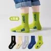 Calcetines para Niñas, Calcetines Transpirables de Caña Media con Bloques de Color, Lindos Calcetines de Dibujos Animados para Niñas Mayores y Niños Pequeños, Calcetines de Otoño para Estudiantes