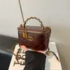 2025 Nuevos Bolsos de Otoño e Invierno Diseño de Nicho Bolsos Cruzados de Gama Alta para Otoño e Invierno Bolsos de Cubo de Mano Bolsos Versátiles