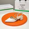 Sandálias Pontudas Fashion de Couro Envernizado com Tachas para Mulheres 2026 Novo Estilo Sandálias Elegantes de Salto Médio Estilo Fada com Salto Bloco