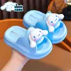 (Armazém Jieyang, limitado a vendas domésticas) Sandálias de verão infantis, fofas, antiderrapantes, para uso interno, com personagens de desenho animado, para meninas, da Sanrio