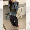 Camiseta de manga larga de estilo coreano para mujer, con diseño retorcido tipo dos piezas falsas, ajuste ceñido, top con diseño único de bloques de color en capas para otoño