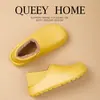 Chinelos de Algodão Impermeáveis para Homens, Novo Modelo 2026, Inverno Exterior Pelúcia Quente Casa Sapatos Fechados no Calcanhar com Solado Grosso Estilo Birkenstock para Mulheres