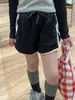 Otoño 2025 Ropa Nueva para Niños Estilo Coreano Niñas Camiseta Corta de Color de Contraste Pantalones Deportivos Cortos con Cordón Hot Pants