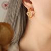 Europa e Estados Unidos brincos exagerados mais vendidos para meninas design de textura nós C-shaped brincos aço titânio não desbota em nome do estoque