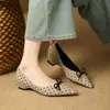 Sapatos Femininos de Bico Fino Baixo com Bolinhas e Laço Estilo Coreano 2026 Nova Coleção Primavera/Outono Aumentadores de Altura Mocassins para o Trabalho para Combinar com Saias