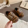 Sandálias Birkenstock Estampa de Leopardo para Menina 2026 Nova Coleção Outono Infantil Estilosas Versáteis Forradas com Lã Sapatilhas Mary Jane Pequenas de Couro para Menina