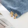Brincos Versáteis de Aço Titânio com Cruz Cravejada de Diamantes Retrô de Nicho Europeu e Americano para Mulheres, Brincos da Moda para o Dia a Dia, Acessórios de Orelha Estilo Ins