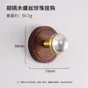 Gancho para Abrigo de Entrada sin Taladro de Ventosa Retro Baño Multifuncional Fuerte Capacidad de Carga Estilo Mid-Century Gancho de Nogal Latón