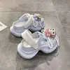 Pantuflas de suela gruesa, que aumentan la altura, antideslizantes, 2026, encantadoras, dulces y lindas, con un alto atractivo estético, con personajes de dibujos animados, y diseñadas para uso exterior en verano